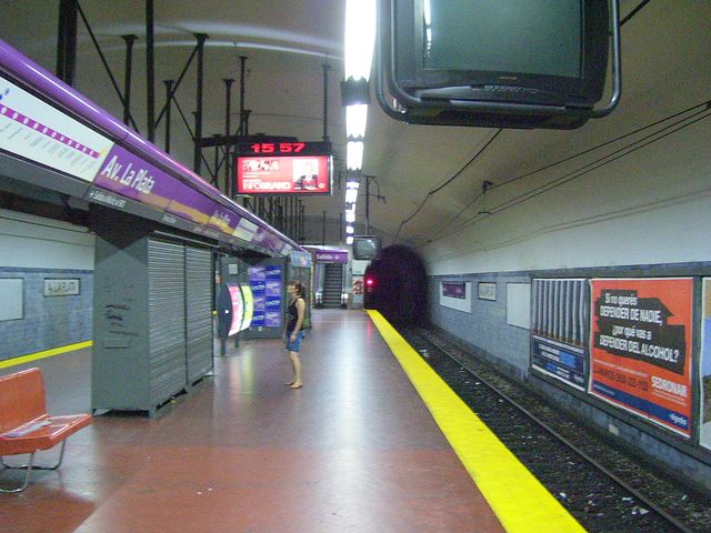 Avenida La Plata ≫ Estación de la Línea E de subte